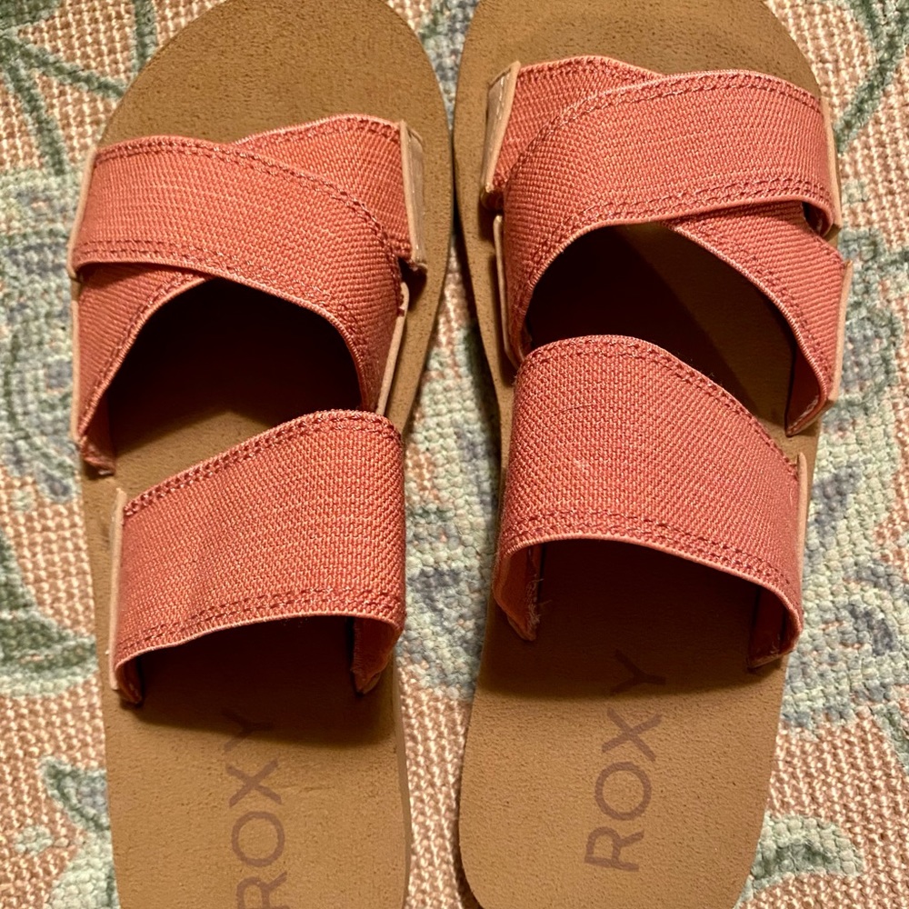 Roxy peach flip flops